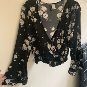 Croppped, flowery blouse